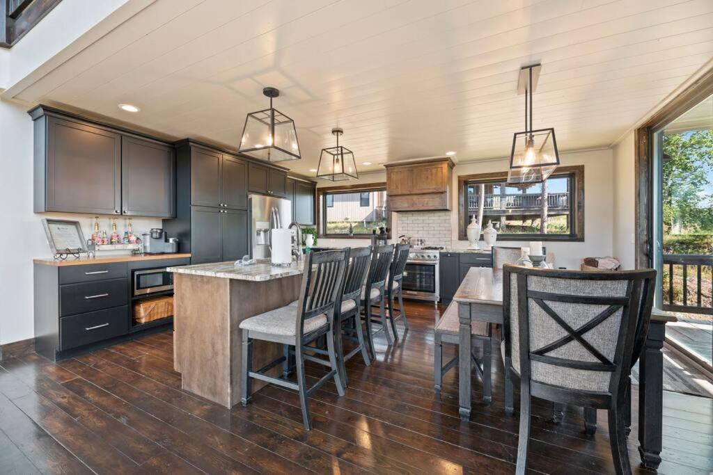 Вилла Altitude Adjustment- Panoramic Views, Sleeps 12 Lead Экстерьер фото