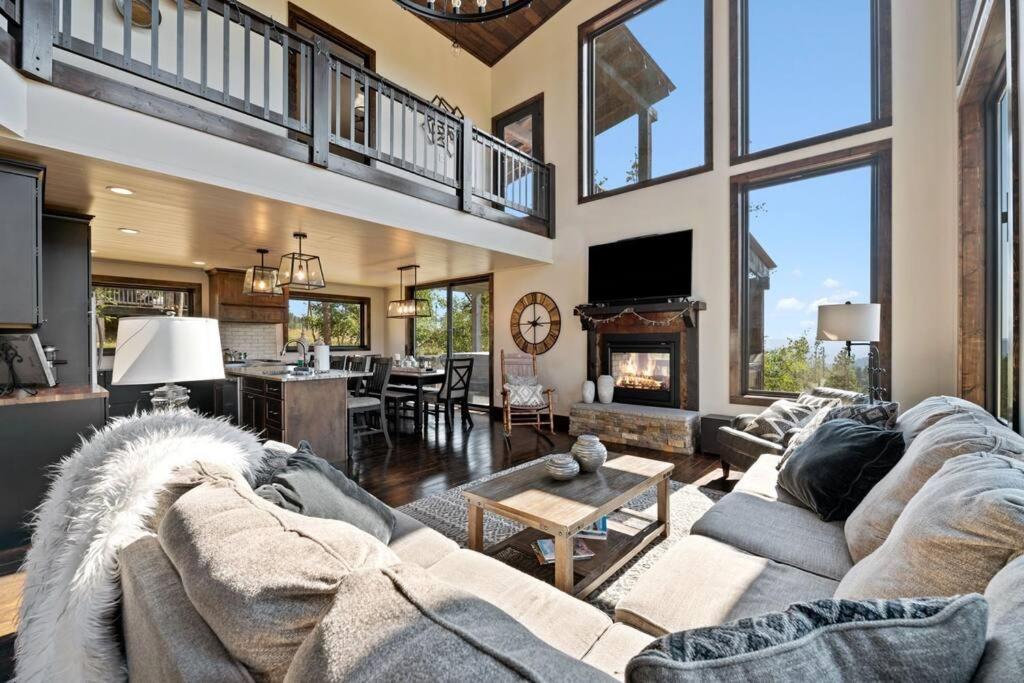 Вилла Altitude Adjustment- Panoramic Views, Sleeps 12 Lead Экстерьер фото